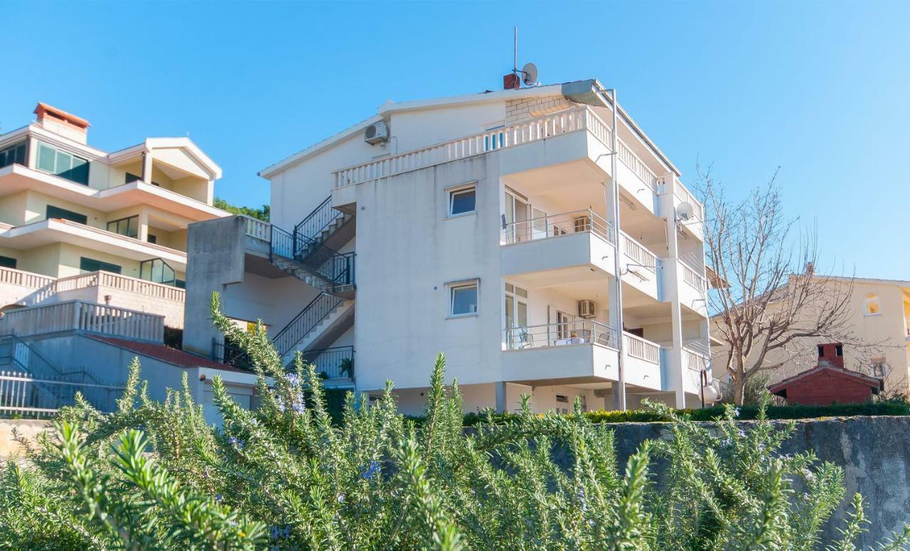 Apartment Ines Omis Exterior photo